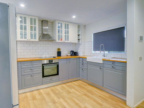 GCHM Beachside Getaway With Netflix & Wi-Fi - Accommodation Redcliffe 1