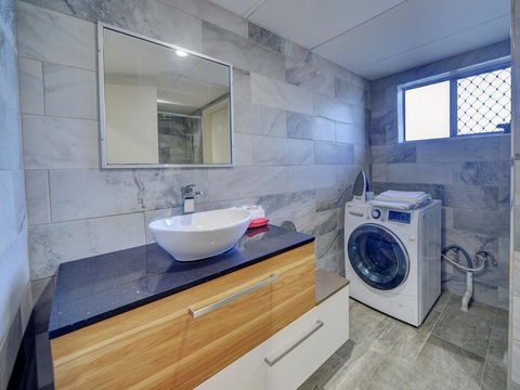 GCHM Beachside Getaway With Netflix & Wi-Fi - Accommodation Redcliffe 3