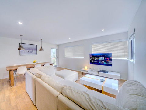 GCHM Beachside Getaway With Netflix & Wi-Fi - Accommodation Redcliffe 0