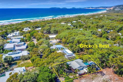 Gecko's Rest - Rainbow Shores, Executive Beach House, Pet Friendly, Pool, Wi-fi - Accommodation Redcliffe 1