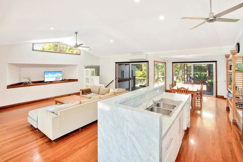 Gecko's Rest - Rainbow Shores, Executive Beach House, Pet Friendly, Pool, Wi-fi - Accommodation Redcliffe 3