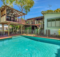 Gecko's Rest - Rainbow Shores Executive Beach House Pet Friendly Pool Wi-fi - Accommodation Redcliffe