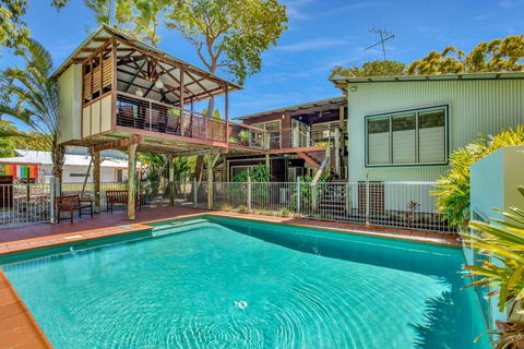 Gecko's Rest - Rainbow Shores, Executive Beach House, Pet Friendly, Pool, Wi-fi - Accommodation Redcliffe 0