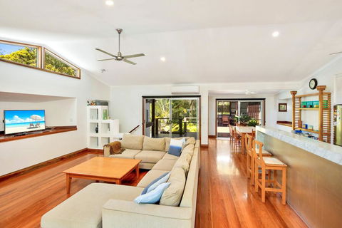 Gecko's Rest - Rainbow Shores, Executive Beach House, Pet Friendly, Pool, Wi-fi - Accommodation Redcliffe 2