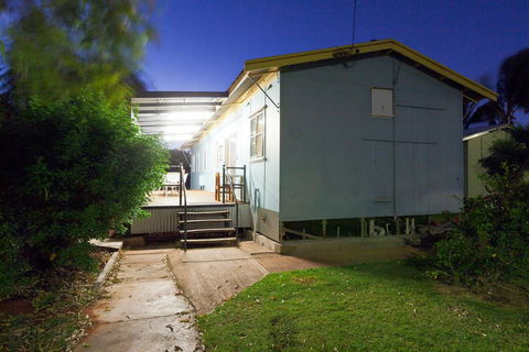 Getaway Villas Unit 3 - 3 Bedroom Self-Contained Villa With A Deck - Accommodation Redcliffe 0