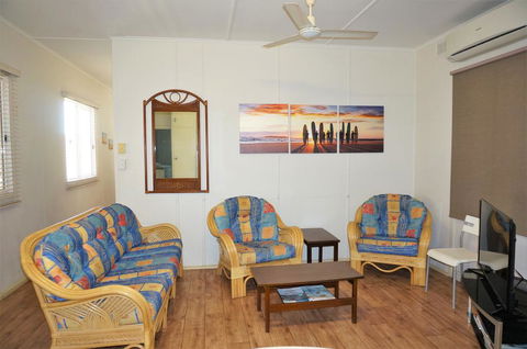 Getaway Villas Unit 3 - 3 Bedroom Self-Contained Villa With A Deck - Accommodation Redcliffe 2