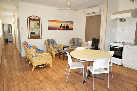 Getaway Villas Unit 3 - 3 Bedroom Self-Contained Villa With A Deck - Accommodation Redcliffe 3