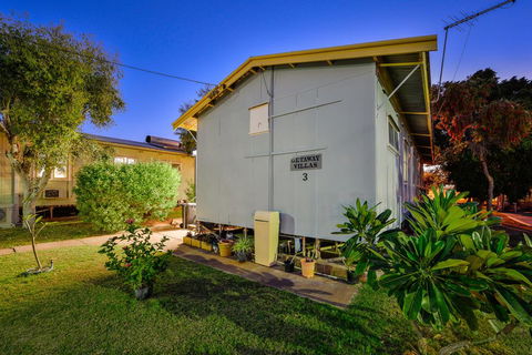 Getaway Villas Unit 3 - 3 Bedroom Self-Contained Villa With A Deck - Accommodation Redcliffe 1