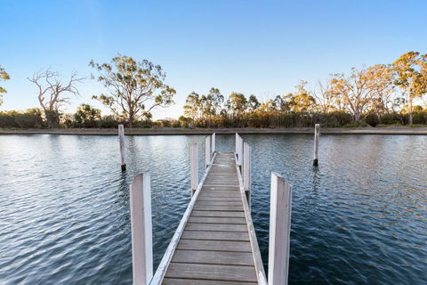 Gippsland Lakehouse A - Canal Frontage - Accommodation Redcliffe 1