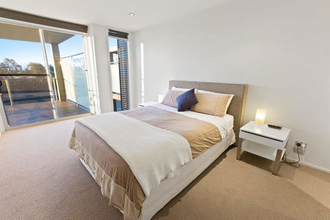 Gippsland Lakehouse A - Canal Frontage - Accommodation Redcliffe 3