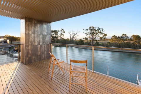 Gippsland Lakehouse A - Canal Frontage - Accommodation Redcliffe 2