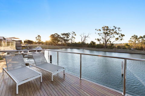 Gippsland Lakehouse A - Canal Frontage - Accommodation Redcliffe 0