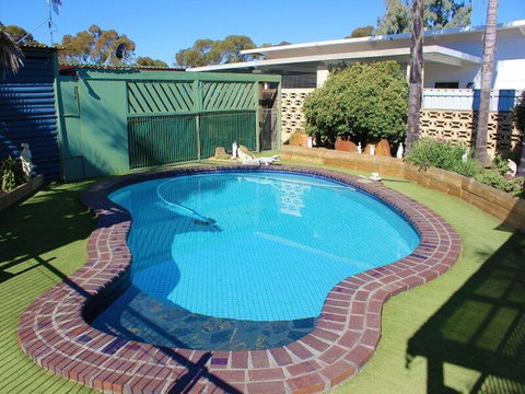 Glossop Motel - Accommodation Redcliffe 2