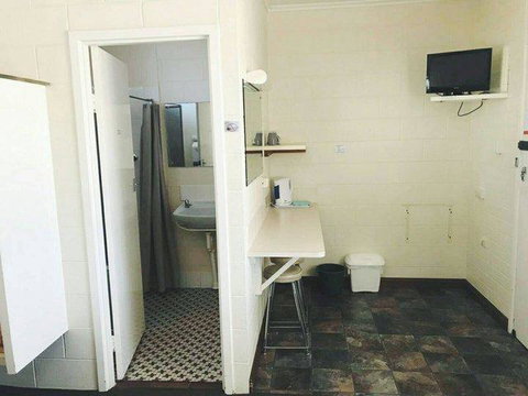 Glossop Motel - Accommodation Redcliffe 1