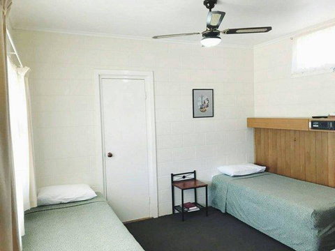 Glossop Motel - Accommodation Redcliffe 0