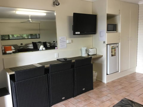 Golden Palms Motor Inn - Accommodation Redcliffe 2
