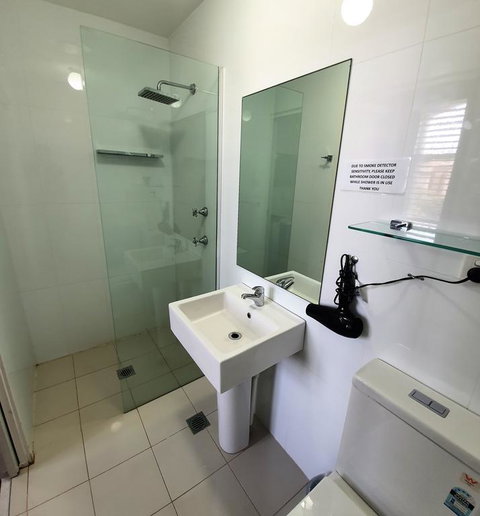 Grand Hotel - Accommodation Redcliffe 3