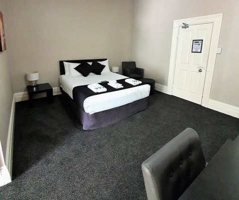 Grand Hotel - Accommodation Redcliffe 2