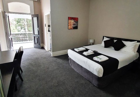 Grand Hotel - Accommodation Redcliffe 1