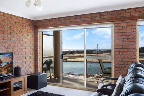 Grand Pacific 2 Unit 2 - Accommodation Redcliffe 2