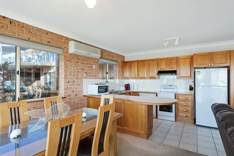 Grand Pacific 2 Unit 2 - Accommodation Redcliffe 1