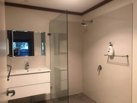 GRAPE JUICE STUDIOs 4km To Town And Surfers Point - Accommodation Redcliffe 2