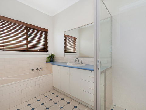 GUILDFORD COTTAGE - Accommodation Redcliffe 1