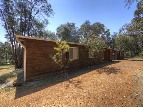 Gum Grove Chalets - Accommodation Redcliffe 3