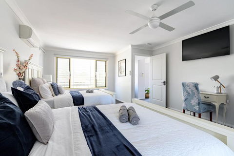 Hamptons Waterfront Getaway - Accommodation Redcliffe 2