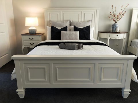 Hamptons Waterfront Getaway - Accommodation Redcliffe 3
