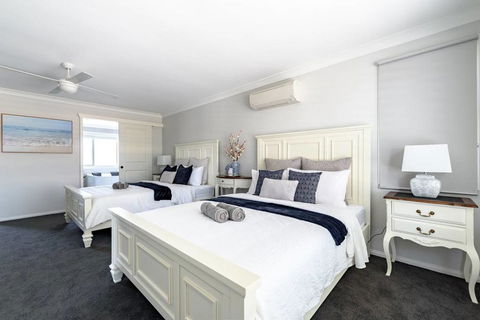 Hamptons Waterfront Getaway - Accommodation Redcliffe 1