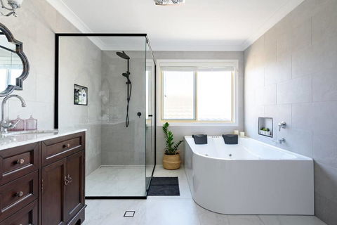 Hamptons Waterfront Getaway - Accommodation Redcliffe 0