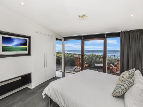HEARN'S BEACHSIDE VILLA 1 - Accommodation Redcliffe 3