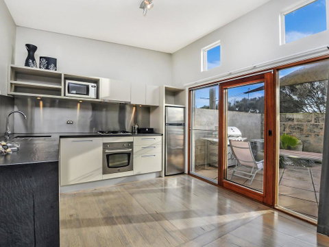 HEARN'S BEACHSIDE VILLA 1 - Accommodation Redcliffe 2
