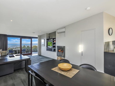 HEARN'S BEACHSIDE VILLA 1 - Accommodation Redcliffe 1