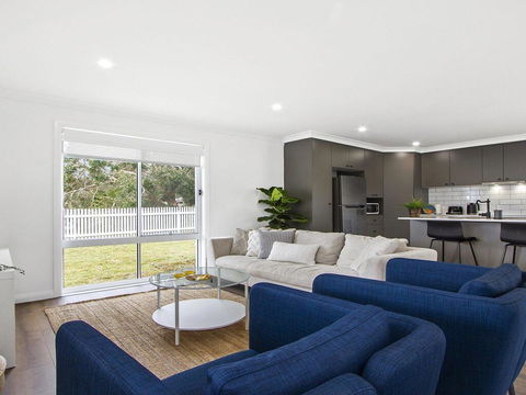 Heartland And Burrows - 450m To Beach - Accommodation Redcliffe 0
