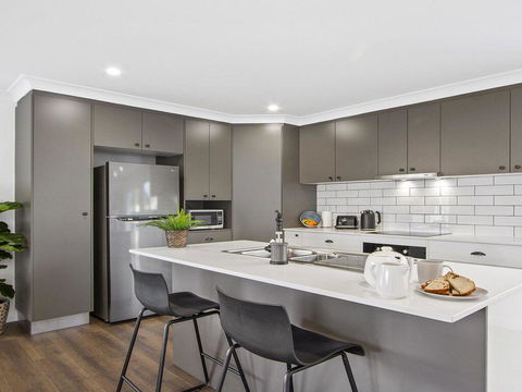 Heartland And Burrows - 450m To Beach - Accommodation Redcliffe 3
