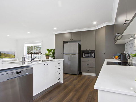 Heartland And Burrows - 450m To Beach - Accommodation Redcliffe 2