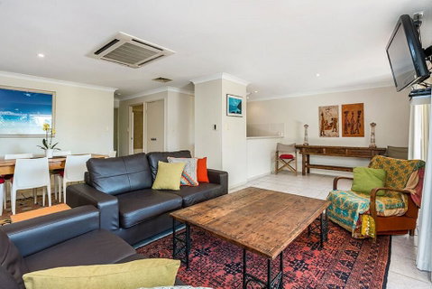 Heather's Hideaway - Accommodation Redcliffe 0
