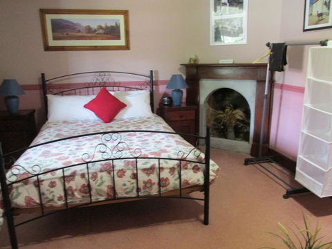 Henry's Cottage - Accommodation Redcliffe 1