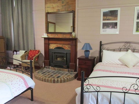 Henry's Cottage - Accommodation Redcliffe 3