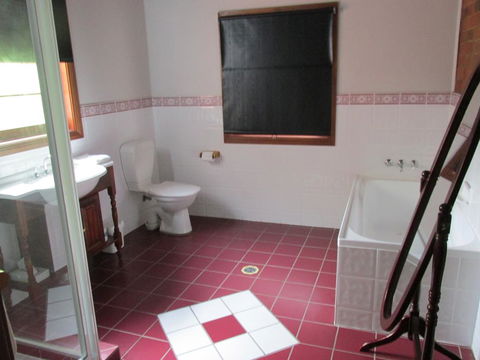 Henry's Cottage - Accommodation Redcliffe 2