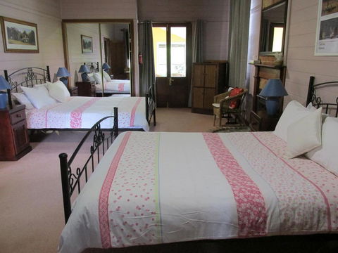 Henry's Cottage - Accommodation Redcliffe 0