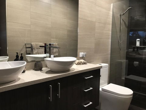 Highland Getaway - Accommodation Redcliffe 2
