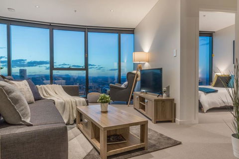 Highlife Luxury, Carpark, Wifi, Pool, Gym, Netflix - Accommodation Redcliffe 1