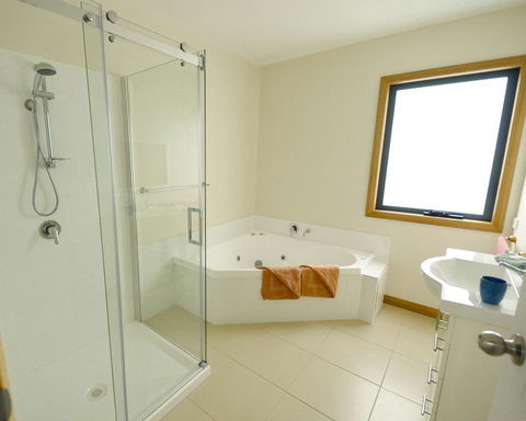 Hill Top Retreat Self Contained Accomodation - Accommodation Redcliffe 1