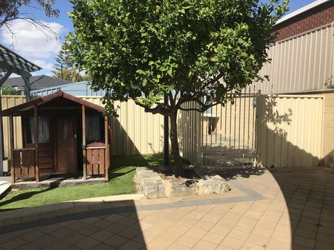 Hillarys Family Holiday Home - Accommodation Redcliffe 3