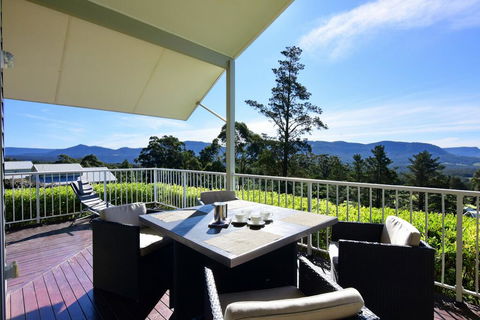 Hillcrest - Spectacular Views! - Accommodation Redcliffe 0