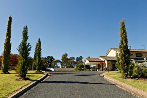 Hilltops Retreat Motor Inn - Accommodation Redcliffe 2