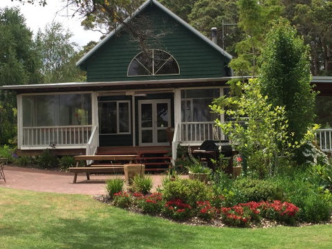 Hillview Chalet - Accommodation Redcliffe 0
